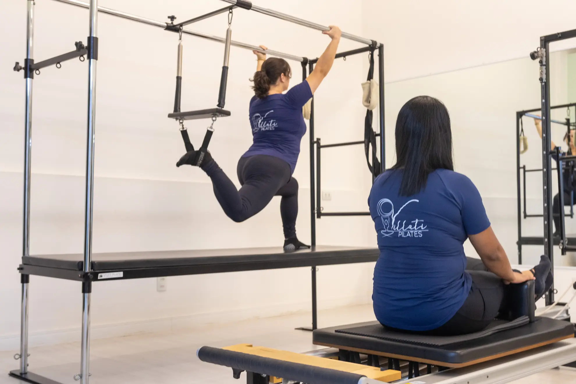 Acompanhamento individual durante uma aula de Pilates na Villati