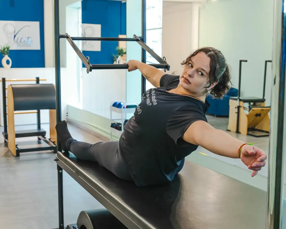 Acompanhamento individual durante uma aula de Pilates na Villati