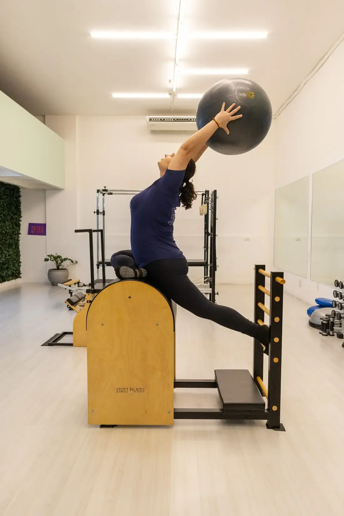 Aluna em exercício de fortalecimento no studio Villati